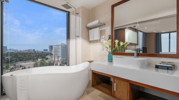 Yarra Ocean Suites Danang
